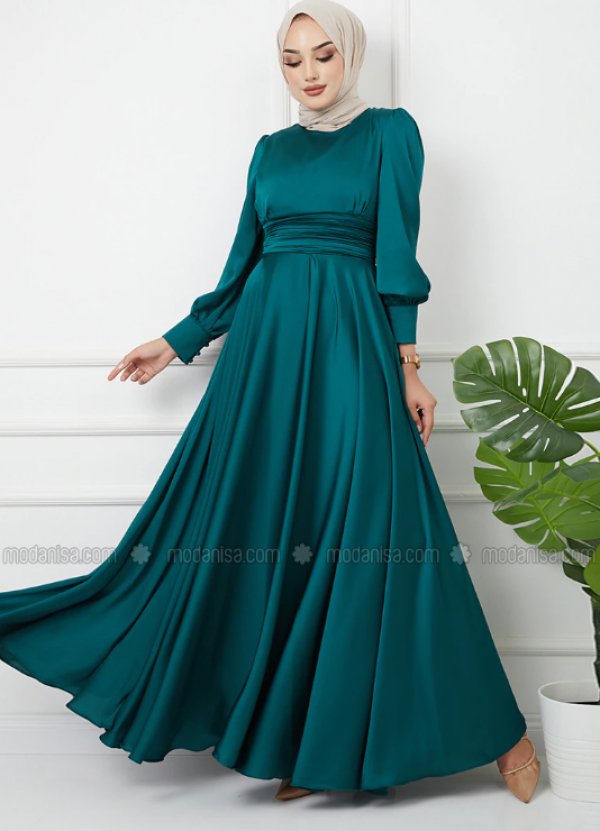 Gaun dengan detail lipit di bagian dada dan pinggang